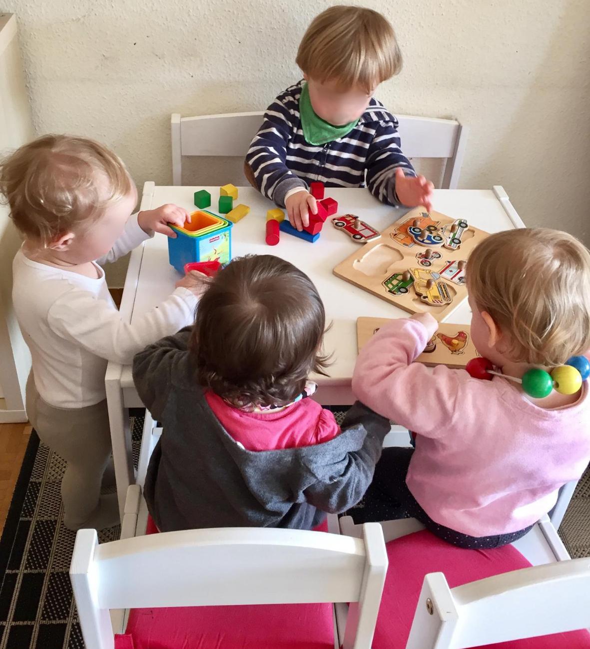 Kinder beim Spielen und Lernen